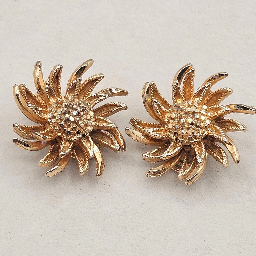Vintage Capri Earrings Gold Plated Layered Sunburst Flower Textured Clip On 1in